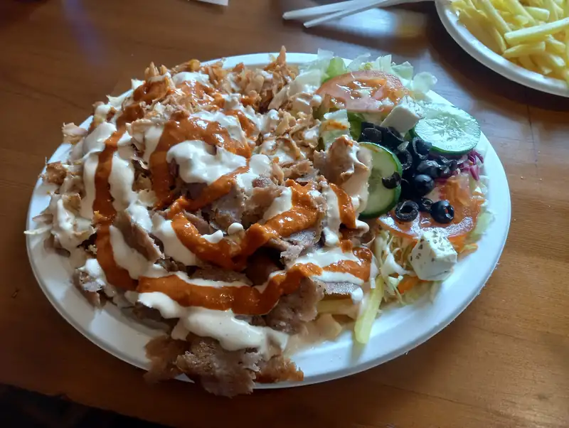 Kebab na talerzu z sosami